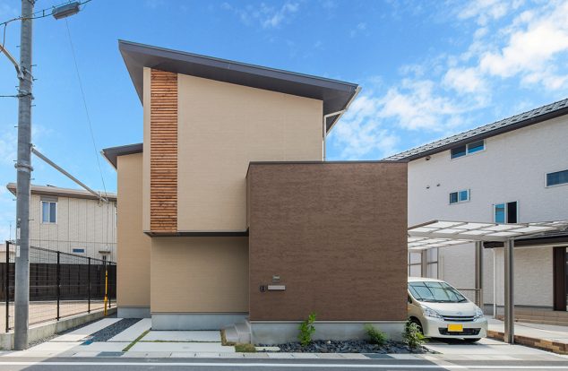 落ち着いた色味の組み合わせで流れ屋根のある外観　